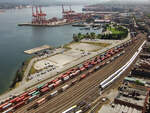 Fantastischer Blick vom Aussichtsturm Vancouver Centre (130m �ber den Gleisen) auf den G�terbahnhof, Krananlagen und den Heliport.