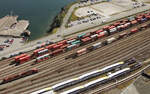 Aussicht vom 130m hohen Vancouver Centre auf G�terz�ge, zwei Loks und Personenz�ge.