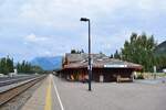 Blick auf das Empfangsgebäude und den Bahnsteig in Banff. Auf dem Lande sind die Bahnsteige oft asphaltierte Flächen ohne Höhe zum Gleis. 

Banff 23.08.2022