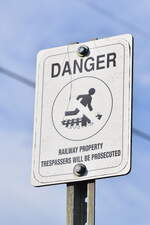 An vielen Stellen entlang der Strecke besonders in Ortschaften wird mit Schildern darauf hingewiesen dass das überqueren und aufhalten im Gleis verboten ist und verfolgt wird.
