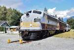 Auf dem Außengelände des Museums in Squamish stand die am 29 Januar 1952 von General Motors ausgelieferte FP7A Diesel 4069 der Canadian Pacific Railway. Diese Lok löste damals die Dampfloks im Personenverkehr ab und beschleunigte so die Züge auf einigen Strecken deutlich. So benötigte sie 1955 für die Strecke Vancouver - Montreal mit nur 71 Stunden und 10 Minuten ganze 16 Stunden weniger als mit Dampflok bespannte Reisezüge. 

Squamish 13.08.2022