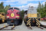 Blick auf die ACR 1404 Algoma Central Railway EMD FP7 auf der linken Seite und CANADIAN PACIFIC 6503 S3 SWITCHER auf der rechten Seite. Die Lok 6503 war ursprünglich Winnipeg zugeteilt und erwies sich als zuverlässig und robust. Die Lok wurde mit einer Pufferplatte über der Kupplung ausgestattet um auch  Personenwagen ziehen zu können. Die Lok war bis 1983 bei der Canadian Pacific Railway in ganz Kanada im Einsatz. 1983 ging die Lok 6503 an United Grain Growers terminals in Vancouver wo sie bis 1987 die Getreidewagen rangierte. Nach 1987 wurde sie von der West Coast Railway Association erworben. 

Squamish 13.08.2022