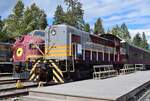 Blick auf die ACR 1404 Algoma Central Railway EMD FP7 auf der linken Seite und CANADIAN PACIFIC 6503 S3 SWITCHER auf der rechten Seite.