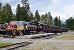 Blick auf die ACR 1404 Algoma Central Railway EMD FP7 auf der linken Seite und CANADIAN PACIFIC 6503 S3 SWITCHER auf der rechten Seite. Die Lok 6503 war ursprünglich Winnipeg zugeteilt und erwies sich als zuverlässig und robust. Die Lok wurde mit einer Pufferplatte über der Kupplung ausgestattet um auch Personenwagen ziehen zu können. Die Lok war bis 1983 bei der Canadian Pacific Railway in ganz Kanada im Einsatz. 1983 ging die Lok 6503 an United Grain Growers terminals in Vancouver wo sie bis 1987 die Getreidewagen rangierte. Nach 1987 wurde sie von der West Coast Railway Association erworben. 

Squamish 13.08.2022 