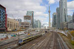 Union Pearson Express Triebzug kurz vor der Ankunft auf dem Union Station in Toronto. Einheit 1011 hier am Zugschluss, am 16.11.2021.