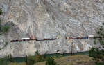'Unser' CN-G�terzug rollt immer noch langsam talw�rts Richtung S�den, im Vordergrund der Fraser River.