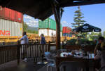 Perfekter Blick auf die vorbei fahrenden Z�ge von der Terrasse aus beim Bahnhof Lake Louise, 10.8.2012