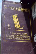 An einem Güterwagen mit Trennwand steht an jeder Wand der Hinweis das der Güterwagen gleichmäßig von beiden Seiten zu beladen ist da der Güterwagen sonst im schlimmsten Falle