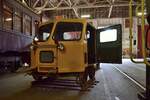 Blick auf einen kleinen Speeder mit geschlossener Kabine im Railway Museum of British Columbia.