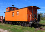 Caboose in knalliger Orangefarbgebung im Railway Museum in Hillsboro, New Brunswick.