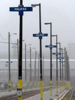 Schmaler Bahnsteig bei nasser Witterung in Halifax, Halifax, Halifax...