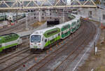 Ein GO Transit Lakeshore West Regionalzug nähert sich an Toronto Union Station mit Steuerwagen 371 am Zugschluss.