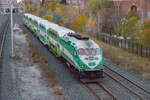 MP40PH-3C 617 mit einem Regiozug nach Kitchener nach der Abfahrt von Bloor Station, am 19.11.2021. 