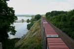 Gterzug nach der Ausfahrt aus Hamilton am 1.8.2008 in Bayview Junction,ON. Das Zugende befindet sich oberhalb des Baumes in der Seemitte und noch in Hamilton.
