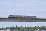 Ein Skytrain überquert bei Richmond Bridgeport den Fraser River.