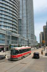 Triebwagen CLRV 4166 der Torontoer Strassenbahn nach einem Crash mit einem Jeep am 3.8.2009 in der Queens Quay W.