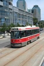 Triebwagen CLRV 4056 der Torontoer Strassenbahn am 3.8.2009 in der Queens Quay W.
