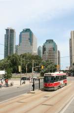 Triebwagen CLRV 4065 der Torontoer Strassenbahnlinie 510 am 3.8.2009 in der Queens Quay W. Die Strassenbahn kam gerade aus dem Tunnel zur Union Station.
