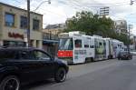 Kanada / Ontario: Straßenbahn Toronto: ALRV-Wagen Nr. 4248 unterwegs in der Queen Street East in Toronto. Sehr selten sind Wagen mit Vollwerbung, an diesem Tag wurde nur dieser gesichtet. Aufgenommen im August 2012.