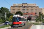 Kanada / Ontario: Straßenbahn Toronto: ALRV-Wagen Nr. 4219 unterwegs auf dem Queensway, einem der wenigen Abschnitte mit getrenntem Gleiskörper in Toronto. Aufgenommen im August 2012.