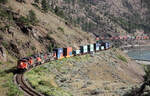 Vierfach-Traktion der CN f�hrt bei Spences Bridge dem Fraser River entlang.