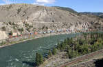 Gemischter Frachtzug mit vierfacher Traktion in bergiger Umgebung neben dem Fraser River zwischen Lytton und Ashcroft, 2.8.2012