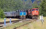 Ungewollter Schnappschuss des Jahres bei der Ausfahrt in Jasper: Parallelausfahrt VIA-Rail Canadian #1 Toronto - Vancouver und CN-Frachtzug fahren gleichzeitig westw�rts.