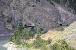 Ganz wenig G�terzug in felsiger Landschaft: CN unterwegs im Fraser Valley s�dlich von Lytton von Tunnel zu Tunnel, gesehen von der Strasse aus.