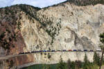 Was f�r eine exklusive Landschaft: CN-Containerzug zwischen Thompson River und felsigem Gebirge in der N�he von Lytton, 14.8.2012