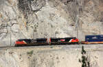 CN 8953 und 2115 von viel Fels umgeben.