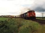 Loks 9597, 790 und 9615 mit 93 waggons bei Thunder Bay am 02-08-1993.