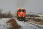 Eine Dash 9-44 CWL in Doppeltraktion mit einer SD60F zieht kraftvoll einen schweren Gterzug mit 108 Wagons an. Brechin ON, 25.01.2009