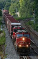 Gterzug mit 2 C44-9W 2666 und 2536 nach der Ausfahrt aus Hamilton am 1.8.2008 in Bayview Junction,ON.