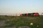 CN SD70I 5608 und ES44DC 2271 mit einem gemischten Gterzug am 13.8.2009 in der Torbram Road in Brampton.