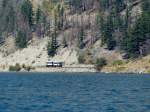 Der Seton Shuttle der CN schlngelt sich am 01.09.2013 auf dem Weg von Seton Portage nach Lillooet am wunderschnen Seton Lake entlang.