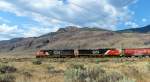 CN 5678 und 2657 ziehen einen langen gemischten Gterzug am 02.09.2013 durch das Tal des Thompson River in Richtung Westen. Aufgenommen bei Juniper Beach stlich von Kamloops.