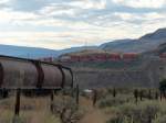 Die Bahnstrecken der CN und CP verlaufen auf einer Strecke von etwa 400 Kilometern paralell durch das Tal des Thompson River zwischen Kamloops uns Vancouver. Am 02.09.2013 fahren auf beiden Bahnstrecken Gterzge bei Juniper Beach.