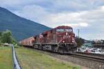 8840 und 8711 ziehen einen endlos langen Getreidezug durch Revelstoke in Richtung Kamloops.