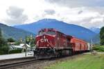 Am Ende des fast endlos langen Getreidezuges schob 8065 nach in Richtung Kamloops.