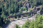 Eine CP-Lok schiebt einen leeren Frachtzug neben dem Fraser River bergw�rts.