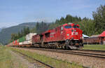 CP-Containerzug f�hrt durch das St�dtchen Revelstoke, BC, 12.8.2012