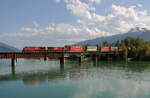 CP-G�terzug �berquert in Revelstocke den Columbia-River. Revelstoke, BC, 12.8.2012