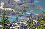Drei Br�cken verschiedener Bauarten: CP-G�terzug �berquert den Columbia-River in Revelstocke, BC, 12.8.2012