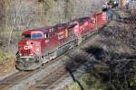 Loks AC4400CW 9639 und SD40-2 5560 fahren langsam durch Toronto (North Toronto sub.) mit einem Langen Nord-Amerikanischen Gϋterzug. 08.11.2009