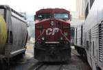 19.7.2012 bei St. Paul / Minneapolis, MN. Canadian Pacific 9536 (AC44CW) zwischen Gterwagen und dem Empire Builder von Amtrak.