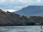 Whrend der Thompson River zum Baden und Angeln genutzt wird fhrt Canadian Pacific 9826 am 02.09.2013 am Ende eines Kohlezuges in Richtung Westen mit.