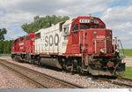 Abgestellt in der Nähe des Mississippi in Clinton, Iowa / USA konnten am 14. Mai 2016 die Soo Line Lokomotive # 4412 und die dahinter stehende Canadian Pacific Lokomotive # 4509, beide eine EMD GP38-2, abgelichtet werden.