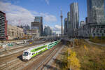 GO Transit Steuerwagen 336 fährt unter die Bathurst Street Brücke in Toronto am Ende eines Lakeshore West Regionalzuges, am 16.11.2021.