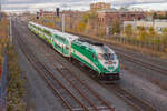 MP40PH-3C 602 zieht einen GO Transit Pendelzug von Kitchener nach Toronto bei Bloor Station, am 19.11.2021.