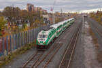 MP40PH-3C 621 mit einem Pendelzug nach Milton bei Bloor Station, am 19.11.2021.